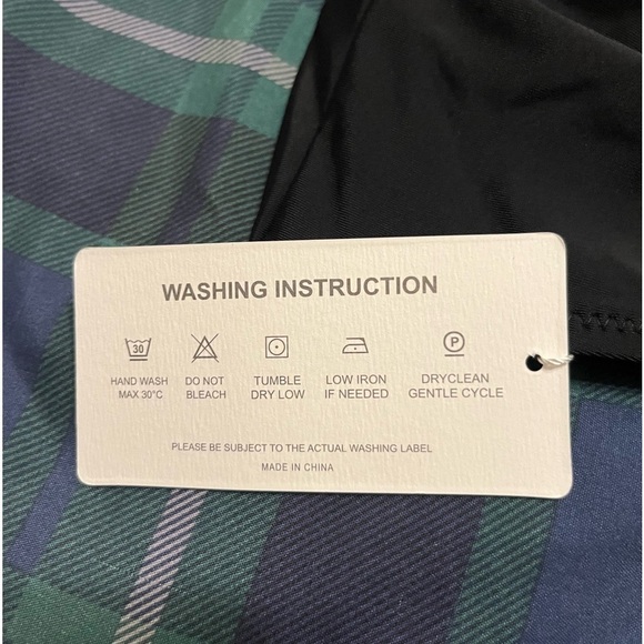 NWT tie in back bikini top with adjustable straps and removable pads - Picture 4 of 8